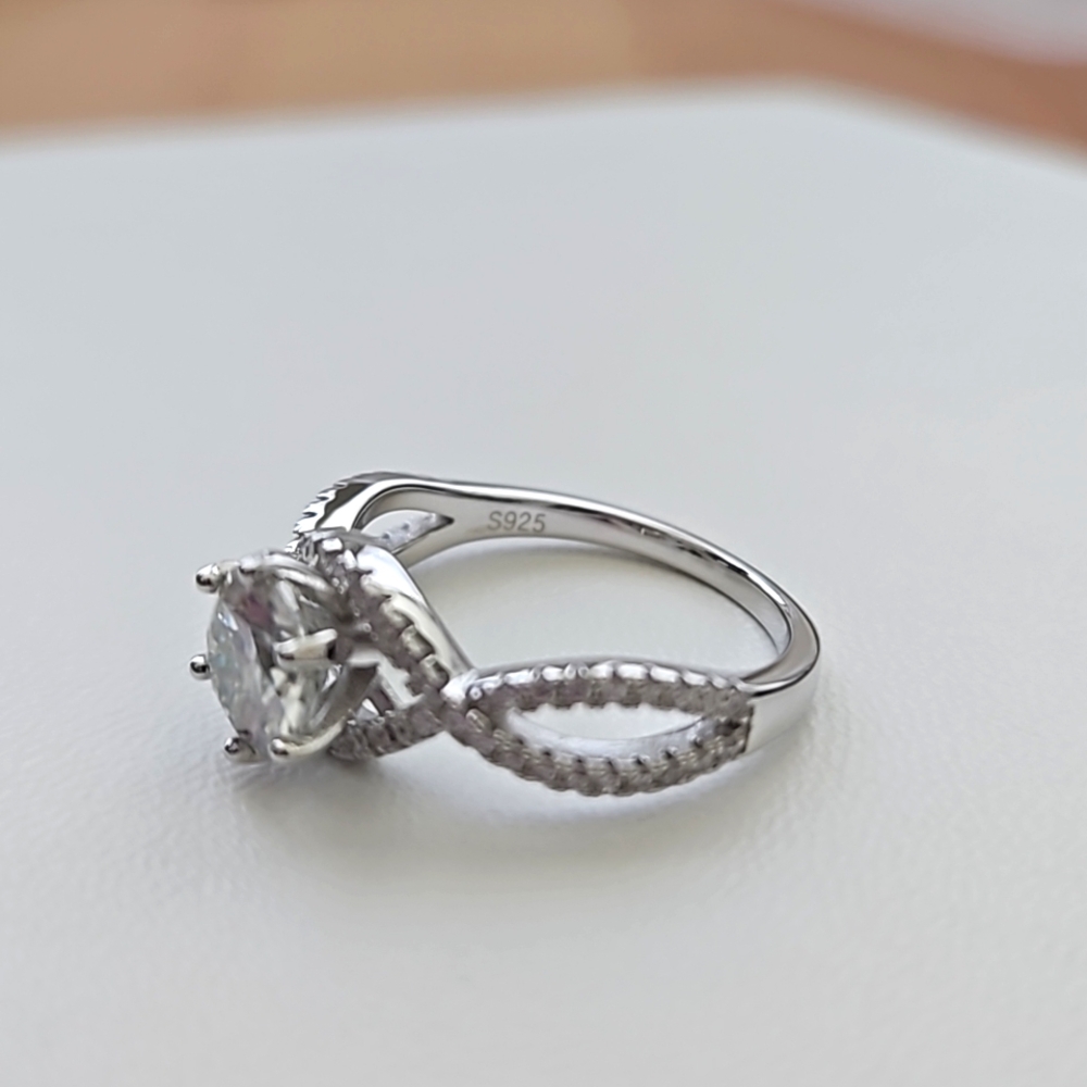 1ct Round Brilliant Moissanite Twisted Ring - Picture 3 of 8